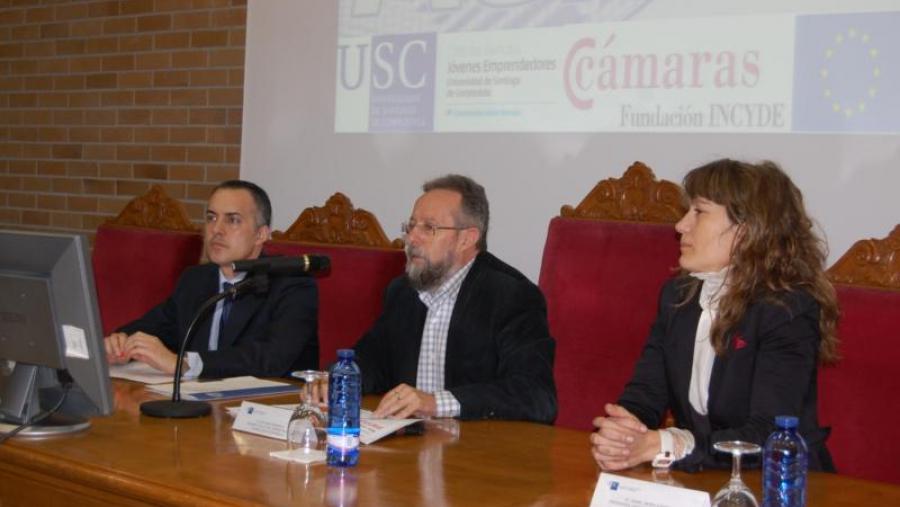 De esquerda a dereita, Luís García Santalla, Luís Gago e Isabel Neira, no acto inaugural da xornada sobre emprendemento no sector agroalimentario