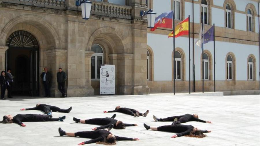 A compañía de danza da USC en Lugo representou a peza  na rúa San Marcos da capital lucense durante o 10º Encontro Universitario de Danza Contemporánea