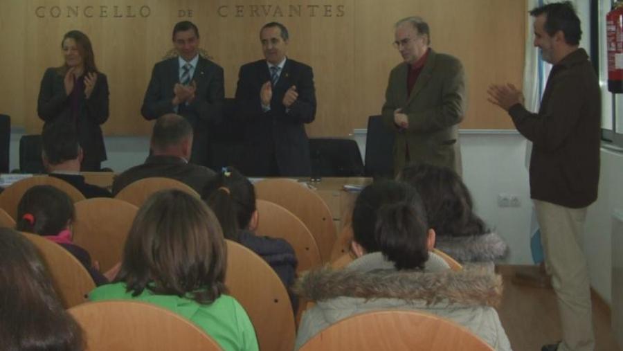José Manuel Vázquez Varela (de pé, segundo pola dereita), durante a entrega do premio no Concello de Cervantes (Lugo). A deputada autonómica e profesora da USC Concepción Burgo (primeira pola...