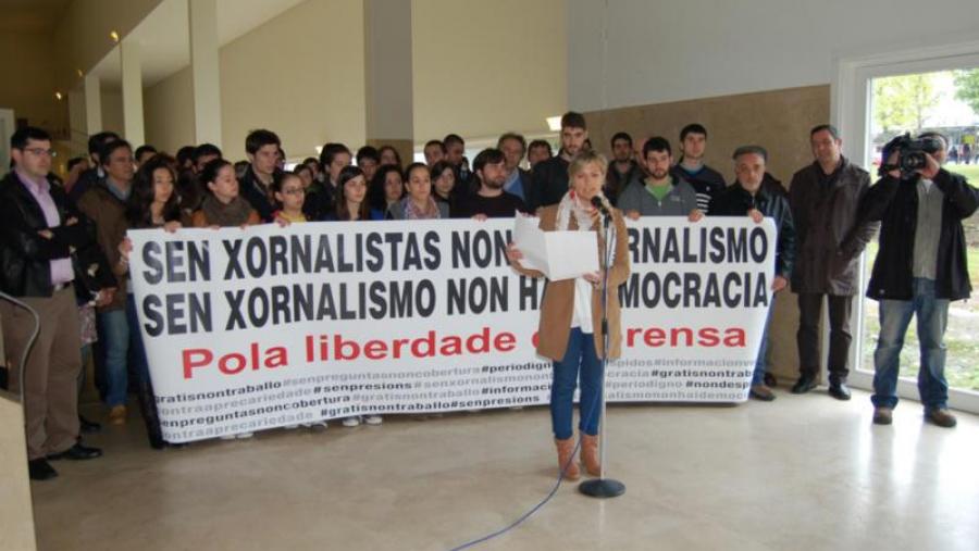 A lectura do manifesto ‘Sen xornalistas non hai xornalismo. Sen xornalismo non hai democracia. Pola liberdade de prensa’ celebrouse no hall da Facultade de Ciencias da Comunicación