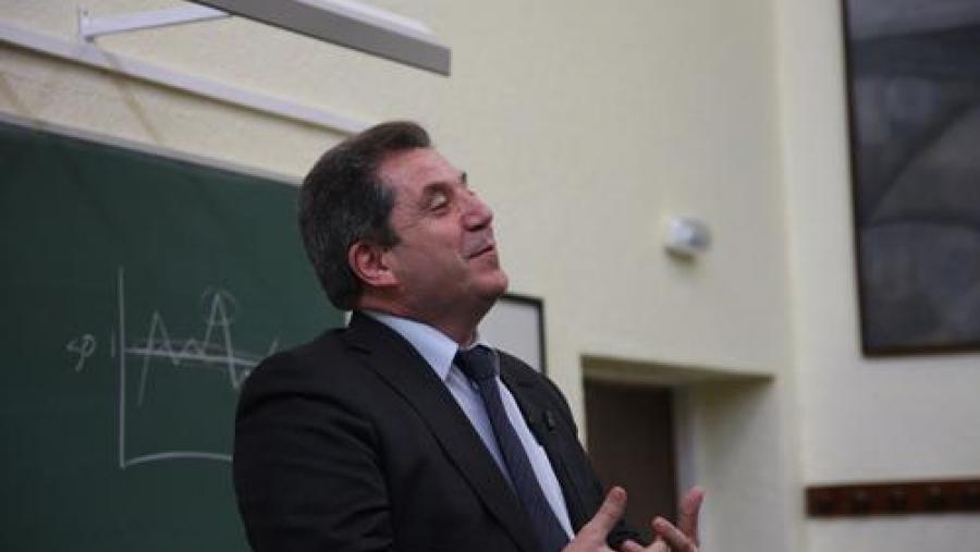 Melé aludiu á necesidade dunha toma de conciencia por parte da sociedade dos fundamentos necesarios para implantar unha nova economía