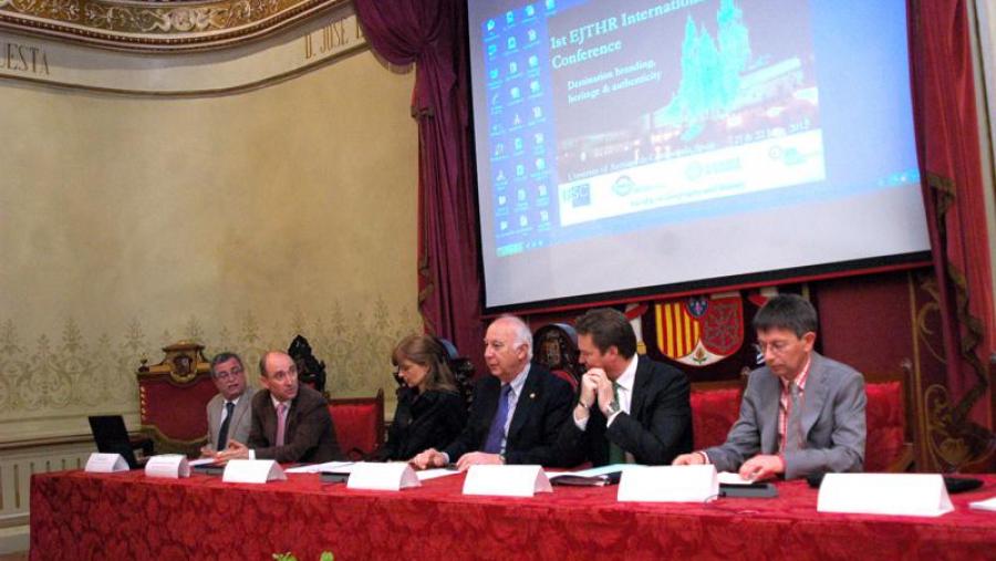 O reitor, no centro da imaxe, presidiu a inauguración no Paraninfo da Universidade. Foto: Alfonso (Servimav-USC)