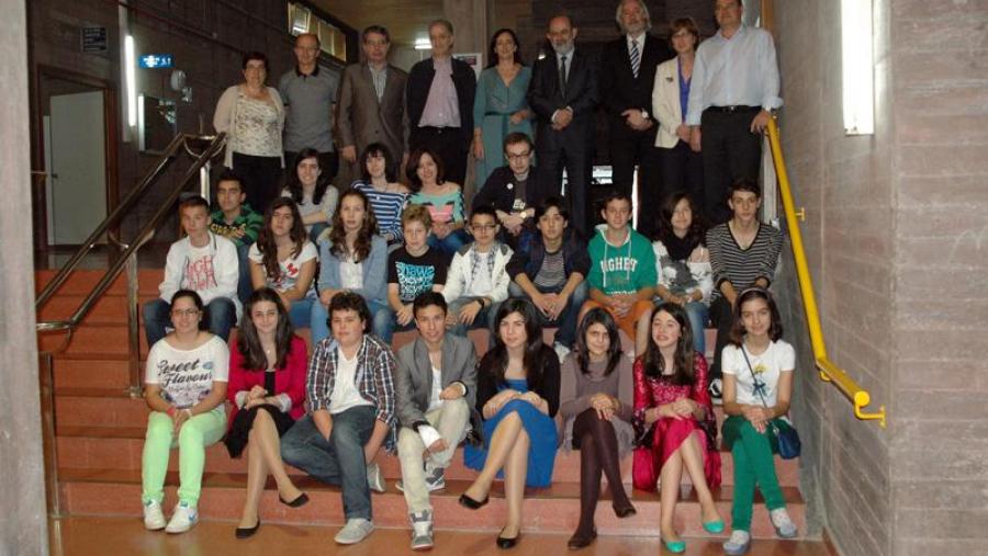 O mellor tamaño para mercar ameixas ou como caen as chinchetas, o enxeño estatístico de estudantes de secundaria