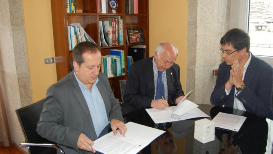Antonio Veiga (esquerda) e Mario Outeiro (dereita), da Deputación de Lugo, acompañaron a Juan Casares no acto de sinatura do convenio de colaboración entre a institución provincial e a USC