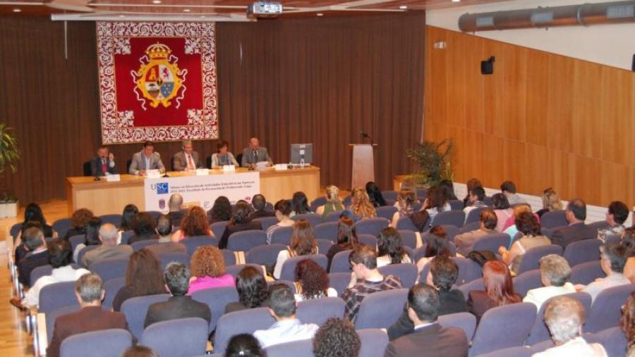 Vista xeral do Salón de Actos da Facultade de Formación do Profesorado durante a celebración do Acto de Graduación do Máster en Dirección de Actividades Educativas na Natureza