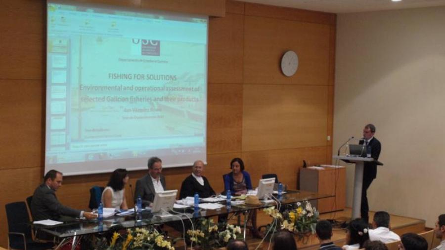 Ian Vázquez Rowe defendendo a súa tese de doutoramento na ETSE