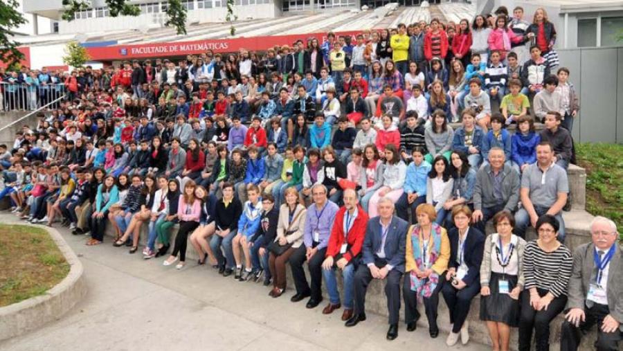 Os 358 participantes na proba de selección de Estalmat-Galicia 2012 e membros do comité organizador