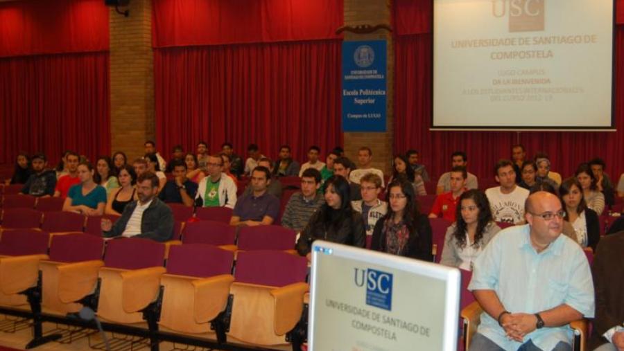 O grupo de alumnos brasileiros que este ano cursarán estudos no Campus de Lugo, durante o acto oficial de benvida celebrado na Escola Politécnica Superior