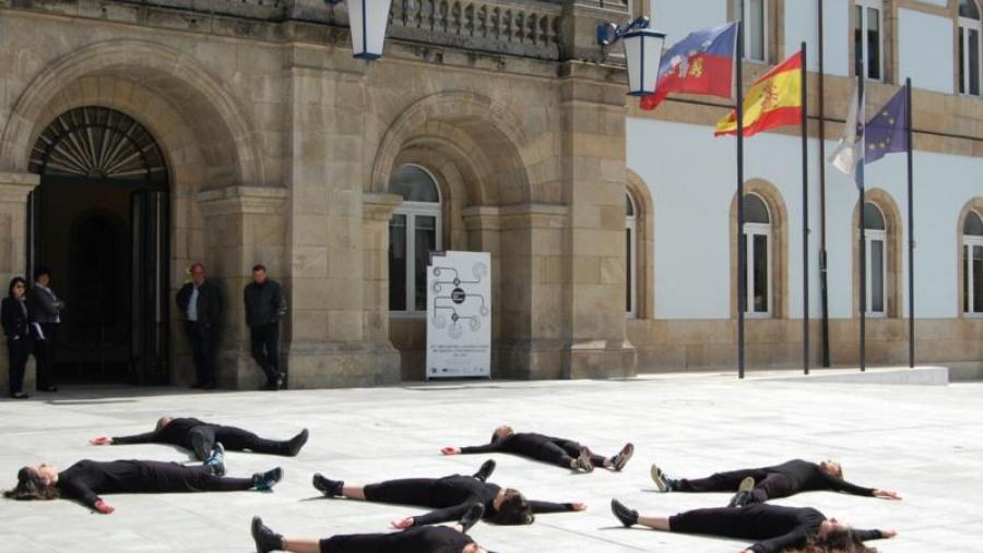 Representación da obra  por parte da Compañía de Danza da USC en Lugo durante o X Encontro Universitario de Danza da capital lucense, o pasado mes de abril