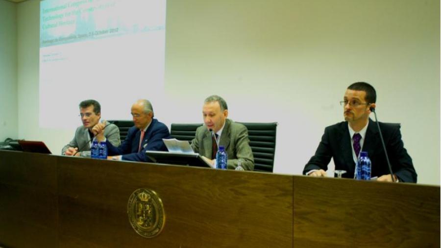 O vicerreitor de Investigación (segundo pola dereita) presidiu a xornada inaugural. Foto: Alfonso-Servimav