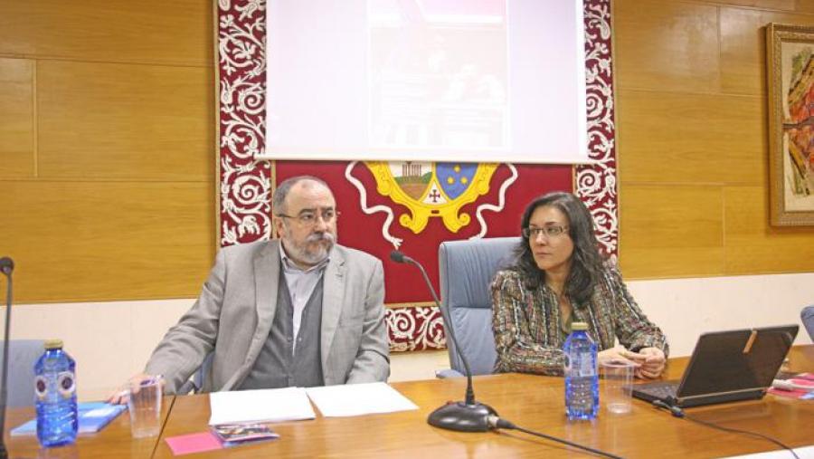 A decana da Facultade de Ciencias Políticas, Nieves Lagares, e o recentemente elixido presidente do CIPPCE, Arturo Casas, inauguraron o encontro