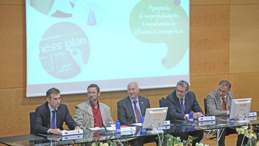 O reitor, no centro da imaxe, presidiu a presentación do Fondo de Emprendedores da Fundación Repsol celebraba na Escola Técnica Superior de Enxeñaría. Foto: Alfonso-Servimav