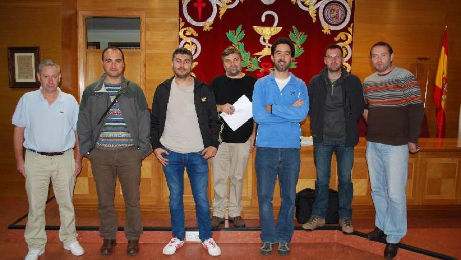 O profrsor Santiago Ortiz, no centro, acompañado de membros do Departamento de Botánica da USC e da Asociación Galega de Custodia do Territorio