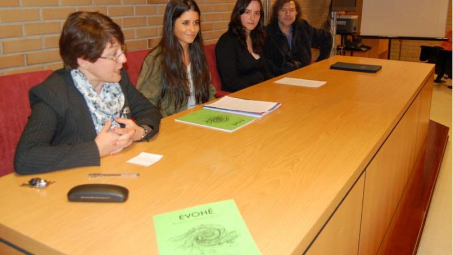 De esquerda a dereita, María Isabel González Rey, Cristina Fiaño, Sandra López e Claudio Rodríguez Fer, durante o acto de presentación do novo número da revista , dos estudantes da Facultade de...