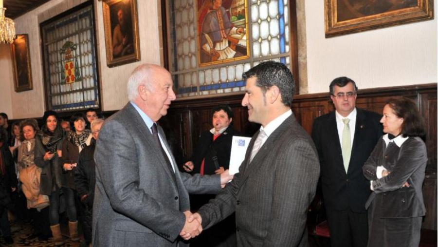 O reitor saúda ao novo vicerreitor antes de comezar o acto