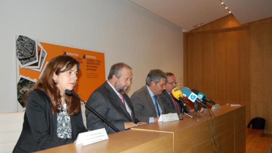 De esquerda a dereita, Sonia Méndez, José López Orozco, Pedro García Herradón e constantino Rodríguez, durante a inauguración en Lugo das xornadas 'Cidades / Vilas amuralladas do noroeste peninsular'...