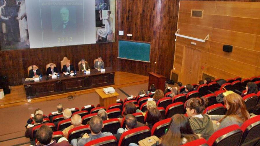 A Aula Magna de Química, que agora leva o nome de Antonio Casares, acolleu a presentación do libro homenaxe e a conferencia sobre o pai da Química moderna. Foto: Alfonso-Servimav