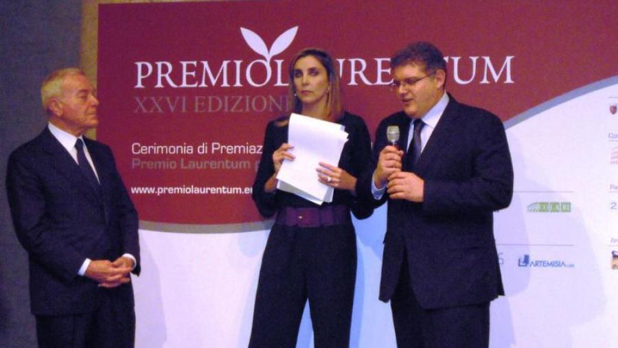 Benedict Buono recolleu o premio no Templo de Adriano en Roma