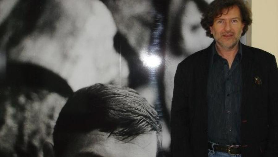 Claudio Rodríguezx Fer, director da cátedra e un dos autores da obra, na Biblioteca Valente de Marrakech (Marrocos)