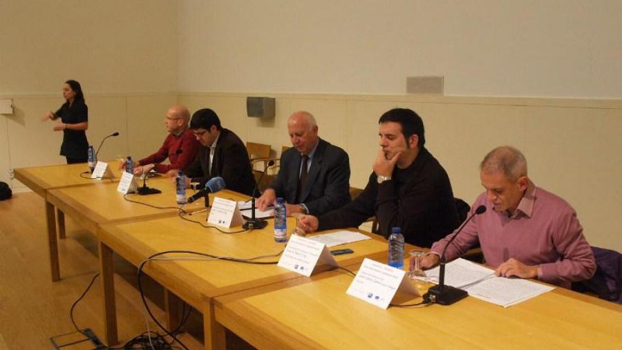 O reitor Juan Casares, no centro, presidiu a sesión inaugural en Ciencias da Comunicación. Foto. Alfonso-Servimav