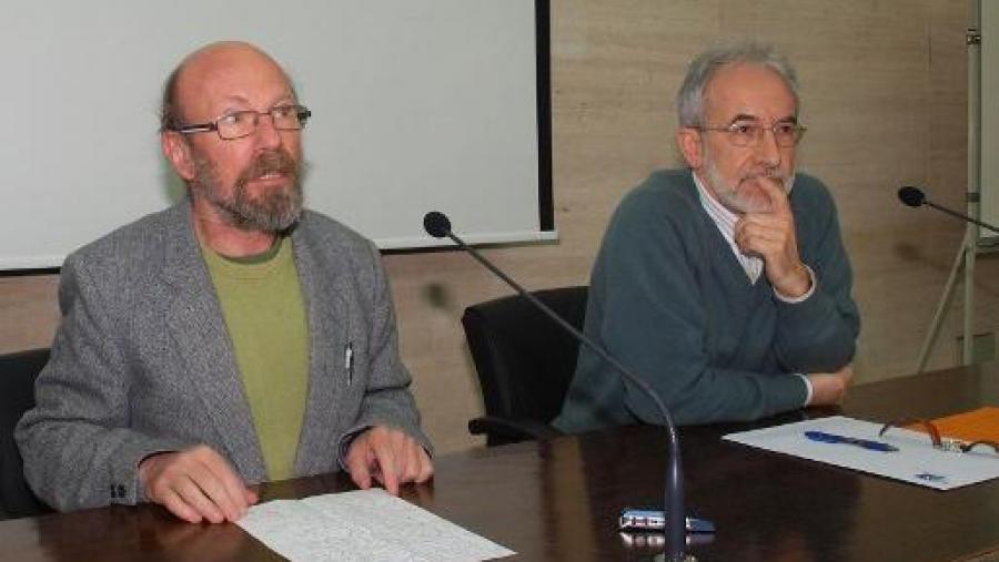 O catedrático da Universidade de Cardiff Christopher Norris pronunciou a conferencia inaugural do seminario e impartirá ao longo desta semana un curso sobre teorías contemporáneas da literatura e a...