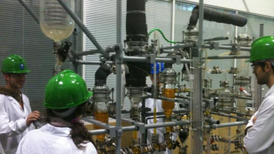 Investigadores nun dos laboratorios empregados no grao de Enxeñaría Química