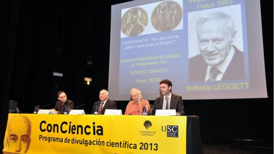 Un auditorio cheo para escoitar a Leggett 