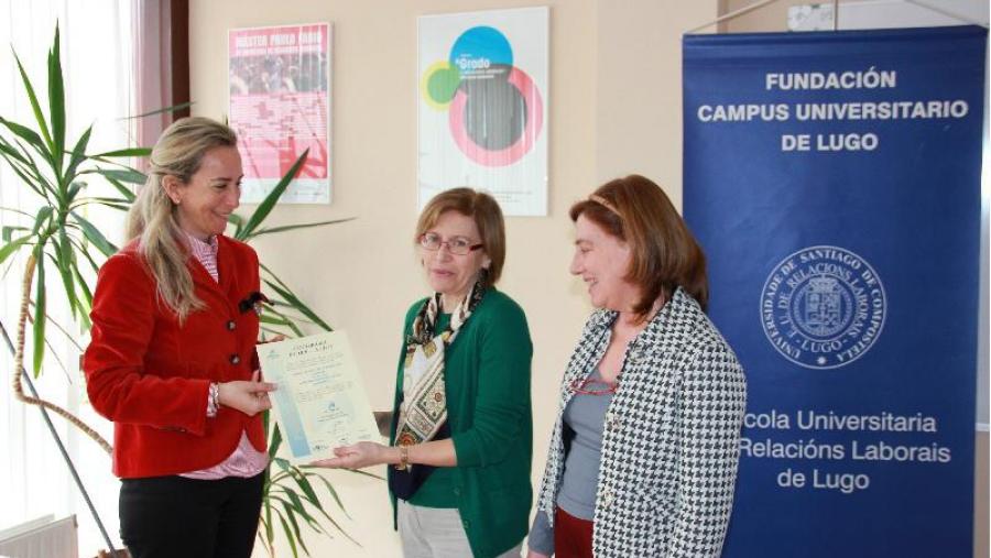De esquerda a dereita, Mercedes Montes, Benita Silva e Ana Victoria Santín, na escola de Relacións Laborais do campus de Lugo