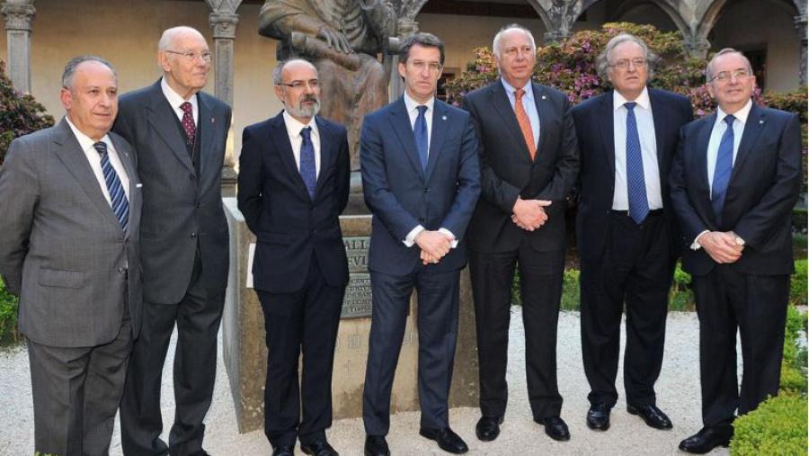 Carlos Diégues, terceiro pola esquerda, xunto ás autoridades que asistiron ao acto de entrega. Foto: Santi Alvite