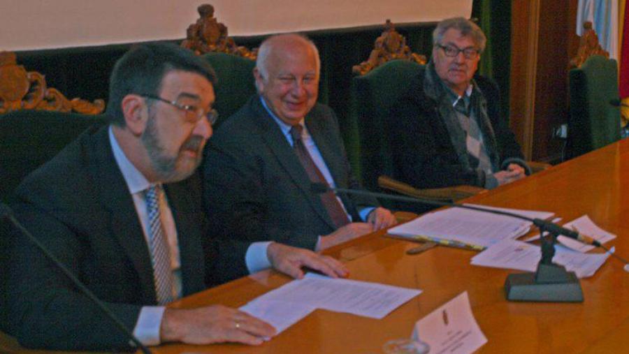 O decano da Facultade de Medicina, Juan Gestal, introduciu a conferencia inaugural pronunciada por Juan Casares, en presenza de Manuel Bermejo. Foto: Alfonso-Servimav