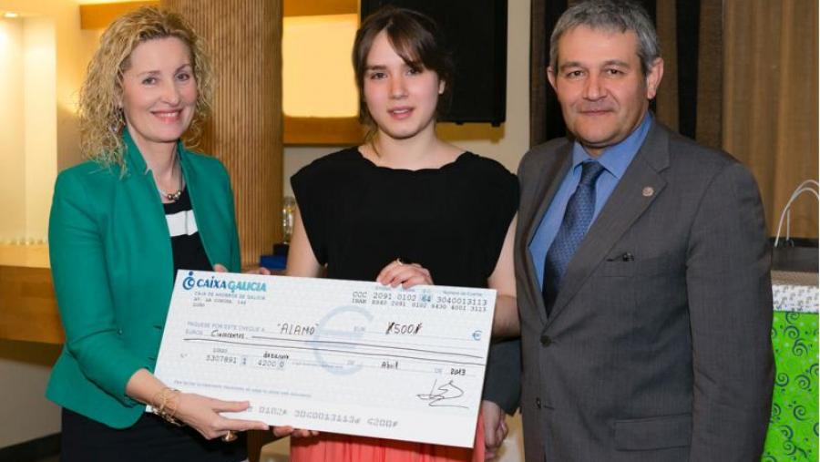 A galardoada Eva Pombo Teijeira, entre Asunción Núñez Magdalena e Pedro García Herradón, na entrega do premio