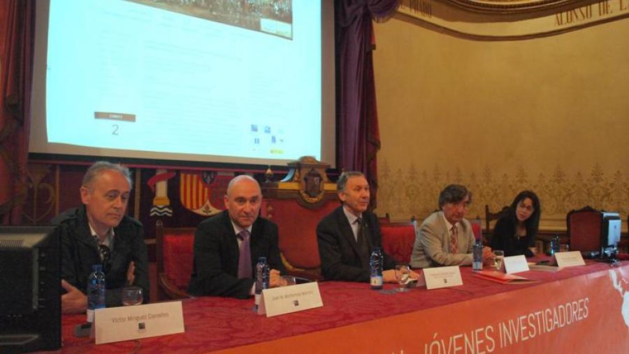 O vicerreitor de Investigación e Innovación, Francisco González, e o decano da facultade, Juan Monterroso, deron a benvida no Paraninfo. Foto: Alfonso-Servimav