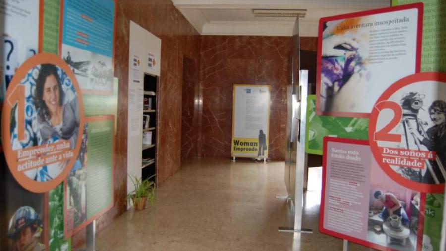 Paneis da mostra 'Con nome de muller', na entrada da Facultade de Formación do Profesorado