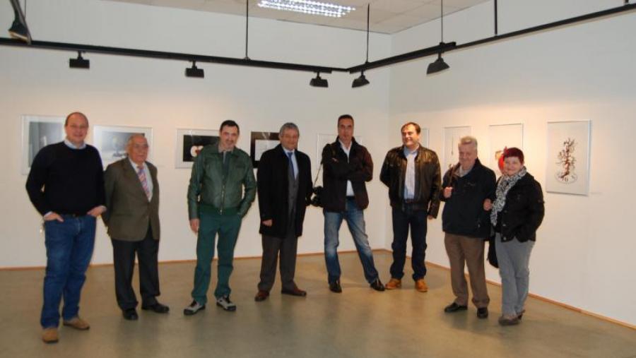 García Herradón e Montesinos, no centro, con amigos e fotógrafos lugueses de visita na mostra en Veterinaria