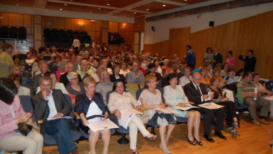 Novos titulados que recibiron diplomas e insignias do IV Ciclo da USC, na Facultade de Formación do Profresorado