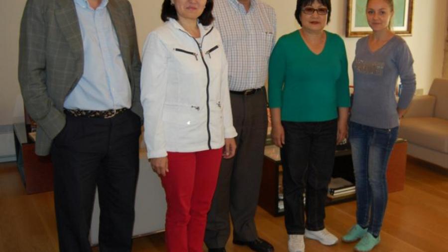 Alberto Cepeda, Maigul Zh. Kizatova, Pedro García Herradón, Aigne Tayeva, e a tradutora Irina Gazukina, na Vicerreitoría de Coordinación e Planificación do campus de Lugo