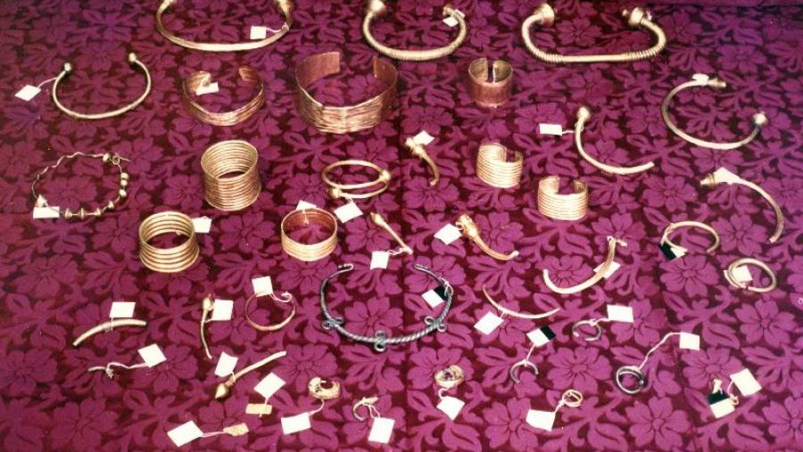 Pezas da inicial colección de ourivería de Blanco Cicerón