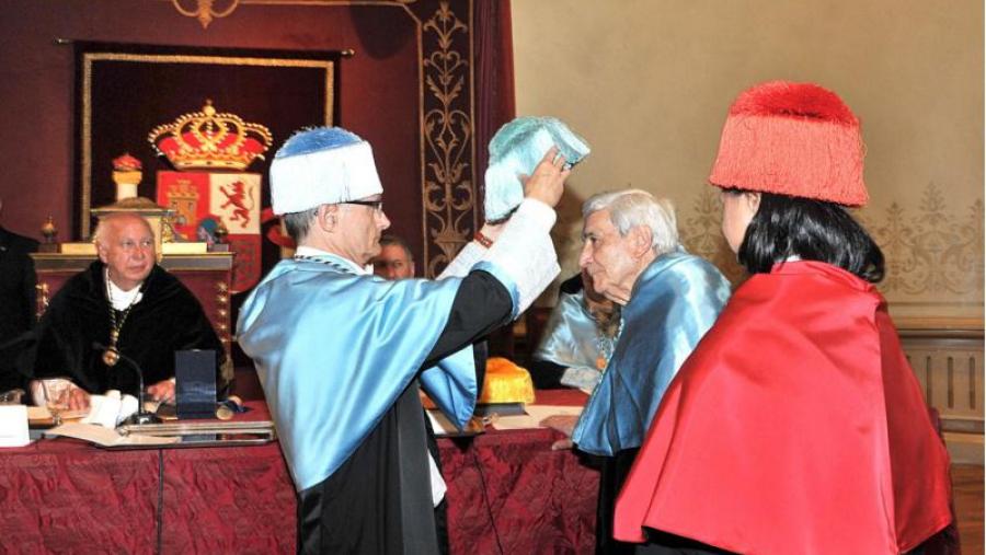 O padriño, Alfredo Vigo, impúxolle o birrete a Antonio Bonet. Foto: Santi Alvite