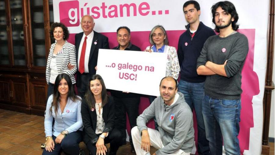 O reitor xunto a representantes das asociacións estudantis e comisións de Normalización Linguística de diversos centros que colaboran na iniciativa fixeron a primeira foto do ciclo de 'Gustame o...