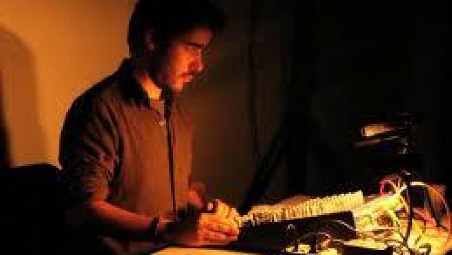 Ángel Faraldo diante dunha mesa de mesturas, nunha imaxe de arquivo