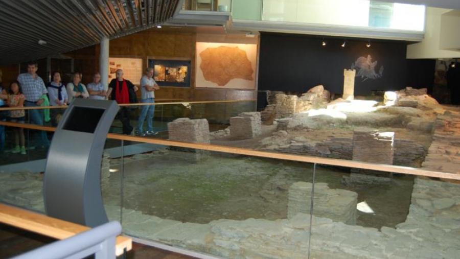 Participantes nunha visita guiada ao Museo do Templo de Mitra