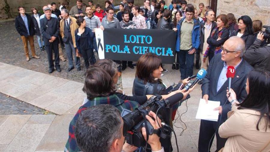 O decano de Filosofía, Rafael Martínez, atendeu aos medios de comunicación. Foto: SERVIMAV-USC