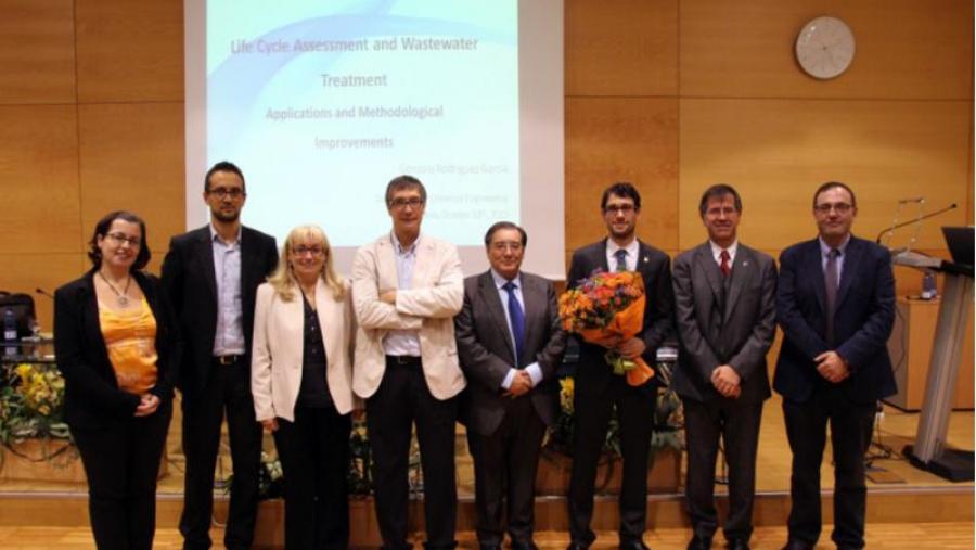 Gonzalo Rodríguez, terceiro pola dereita, acompañado do tribunal e dos directores da tese