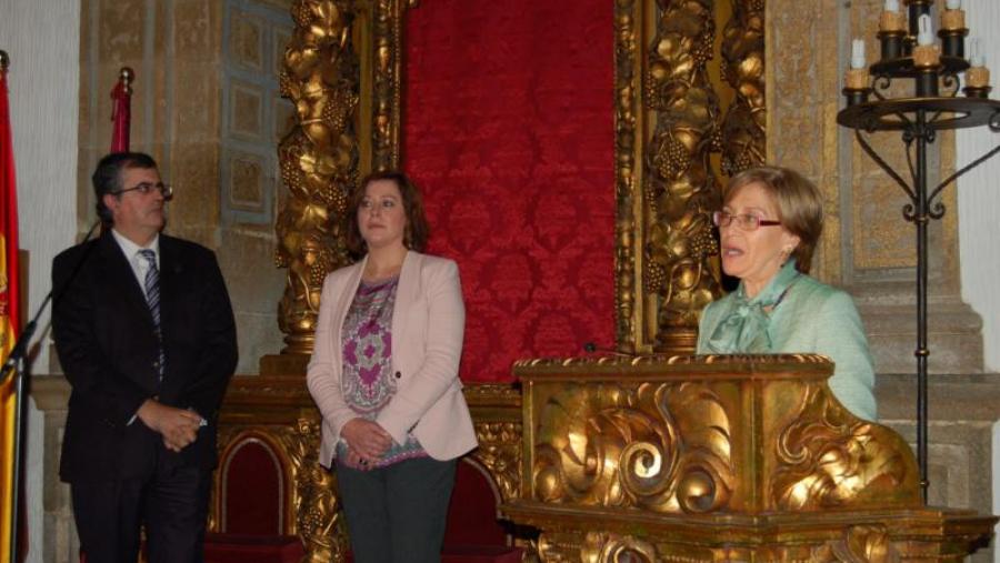 A vicerreitora Benita Silva, á dereita, interviñendo en presenza de Pablo Ramil e Susana López