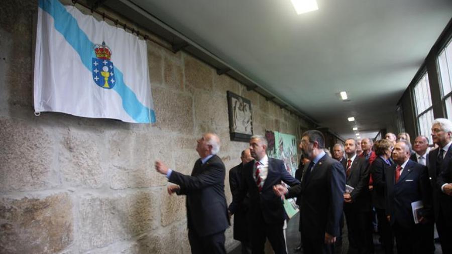 Ao remate do acto académico, o reitor descubriu unha placa conmemorativa desta homenaxe aos médicos rurais. Foto: Servimav-USC