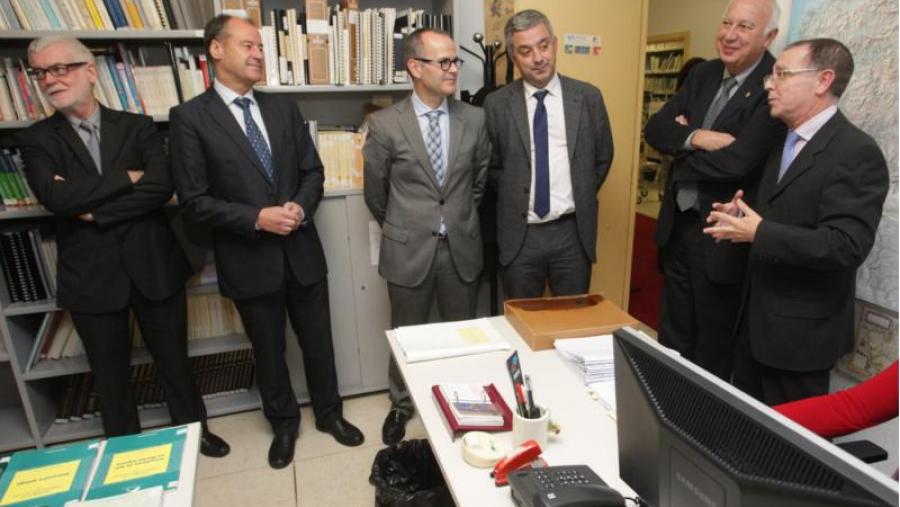 Os tres reitores, xunto co conselleiro e o secretario xeral de Política Lingüística reciben as explicacións do profesor de Filoloxía Galega da USC Manuel González