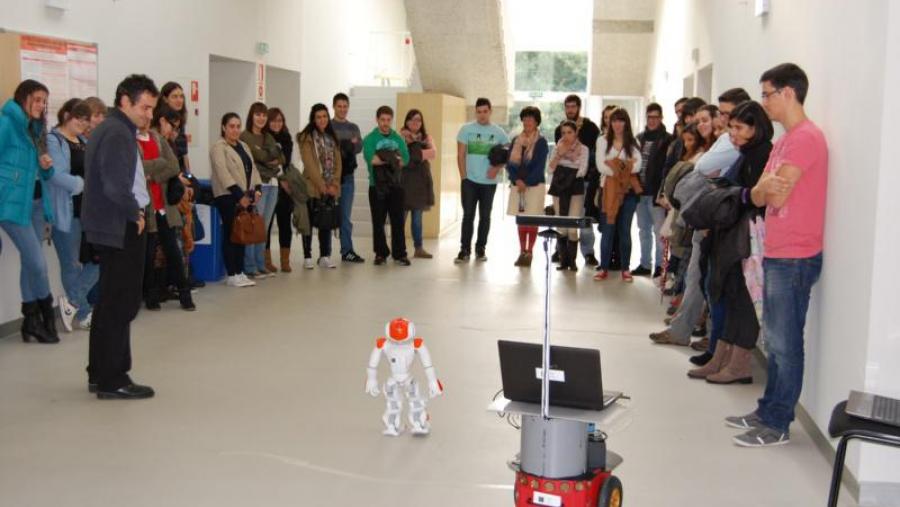Estudantes de secundaria asisten a unha exhibición de robots na Facultade de Ciencias