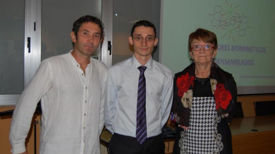 Gustavo González, entre os seus directores de tese, Marcelino Maneiro e Mª Isabel Fernández, na Facultade de Ciencias