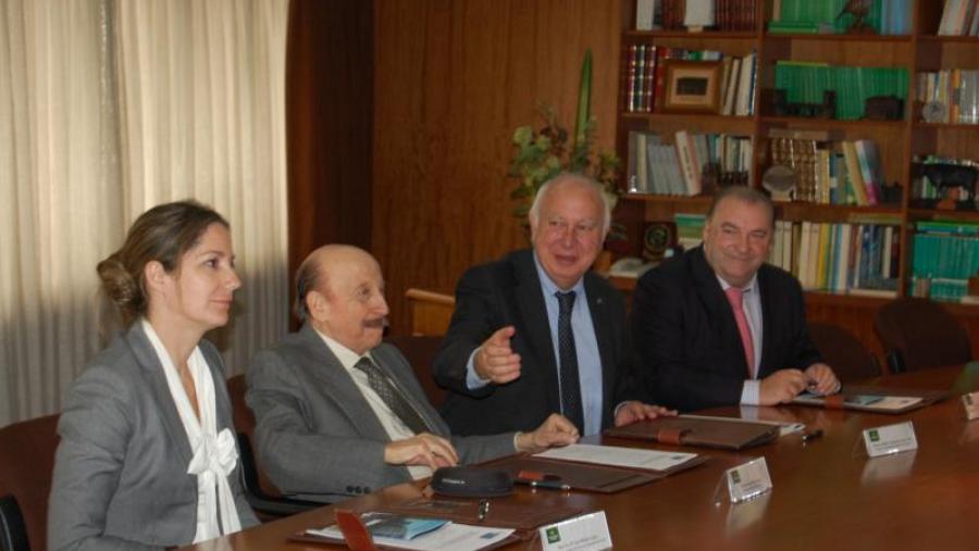 Lara Méndez, José María Pardo Montero, Juan Casares e Jesús Quintá, na firma do convenio