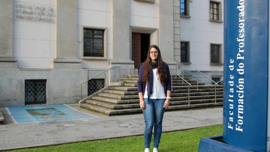 Marta Álvarez Fernández, diante da Facultade de Formación do Profesorado de Lugo